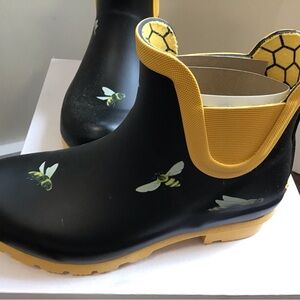 Galleria Enterprises Black and Yellow Bee Women's Boots